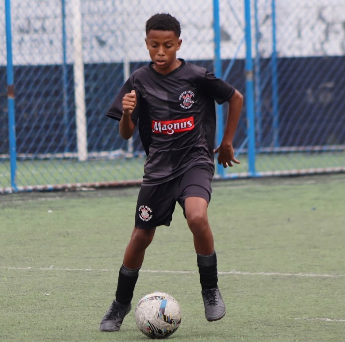 Aluno da turma Sub-13 conduzindo a bola
