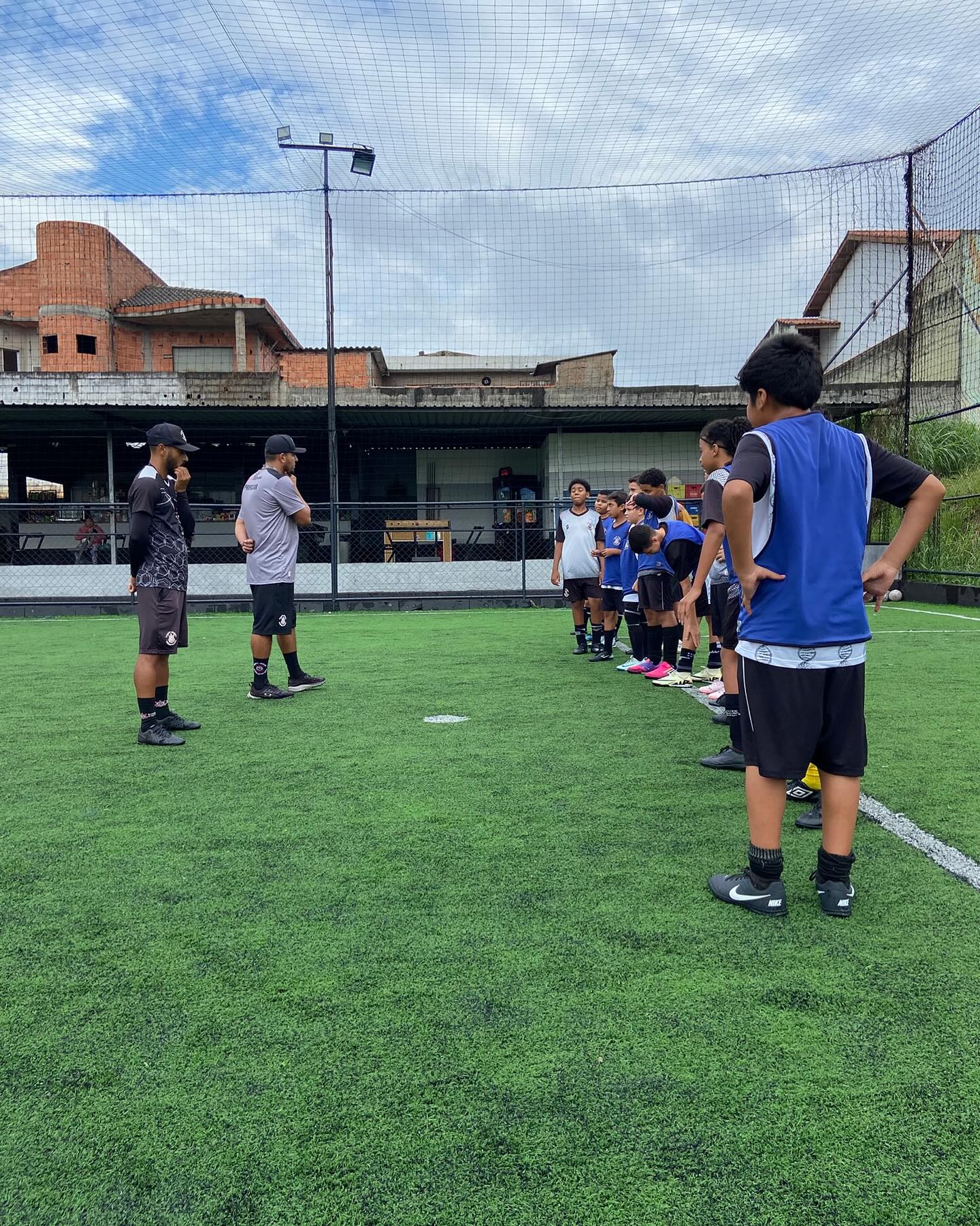 Turma Sub-11 recebendo instruções táticas dos professores