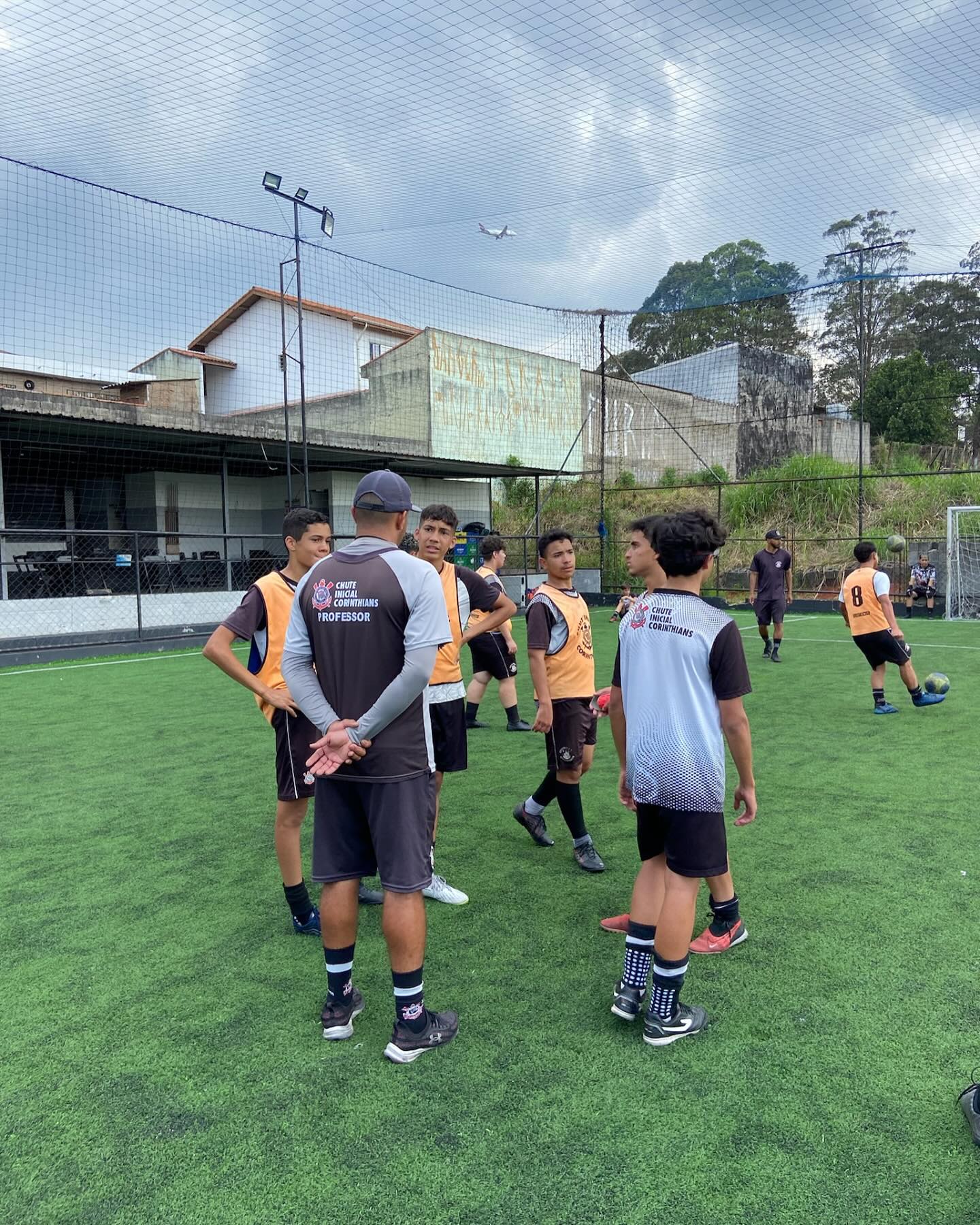 Turma Sub-15/17 em treino de performance