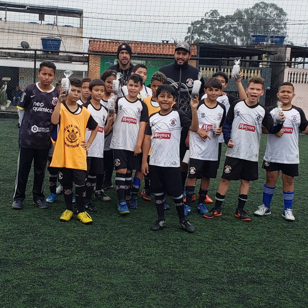 Alunos com o uniforme oficial da escola